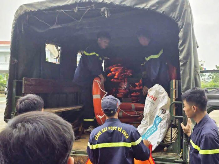 Công an tỉnh Lai Châu huy động hơn 200 cán bộ, chiến sĩ tham gia ứng phó. Ảnh: M.T