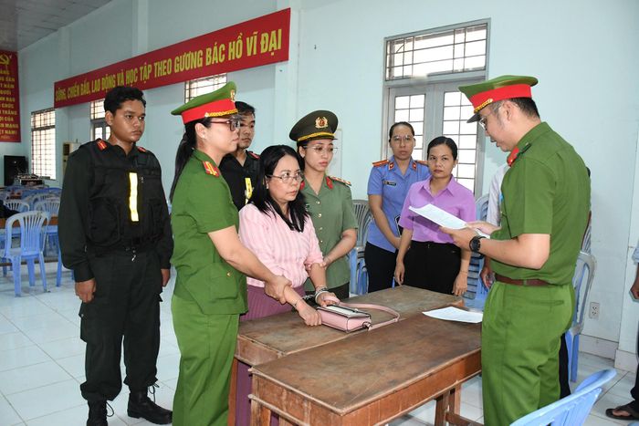Cơ quan công an thi hành lệnh bắt bị can Cao Thị Ngọc Mai. Ảnh: Công an Vĩnh Long