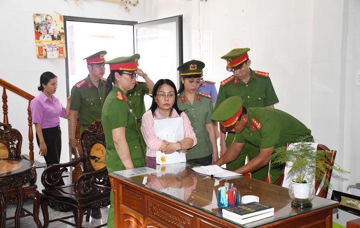 Cơ quan Cảnh sát điều tra Công an tỉnh Vĩnh Long khám xét nơi ở của bị can Cao Thị Ngọc Mai. Ảnh: Công an Vĩnh Long