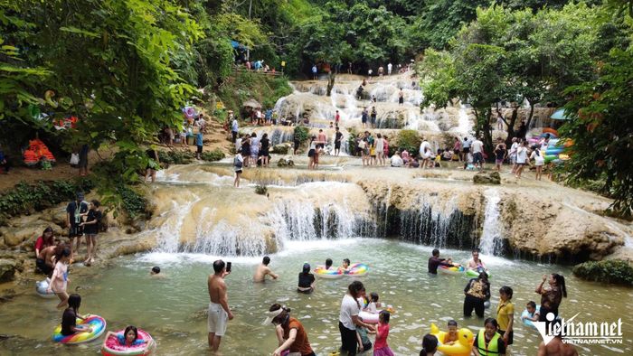 Thác nằm trong vùng đệm Vườn quốc gia Cúc Phương, gây ấn tượng với 9 bậc trùng điệp, xếp chồng lên nhau và được người địa phương gọi vui là "Thác nước chín bậc tình yêu". Ảnh: Lê Dương