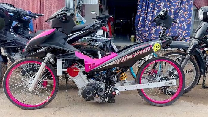 Nhiều mô tô được độ, chế với hình thù "kỳ dị". Ảnh: CACC