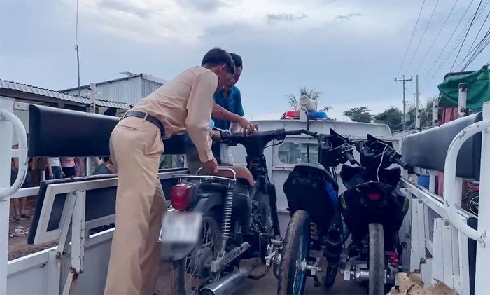 Tổ công tác tạm giữ nhiều phương tiện để tiếp tục xác minh, xử lý. Ảnh: CACC.