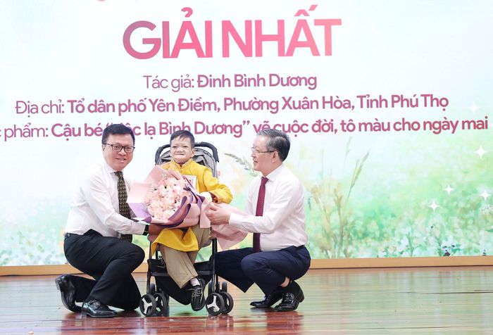 Ông Lê Quốc Minh - Tổng Biên tập Báo Nhân Dân và ông Lương Quốc Đoàn - Chủ tịch Ban chấp hành Trung ương Hội Nông dân Việt Nam trao giải Nhất. Ảnh: BTC