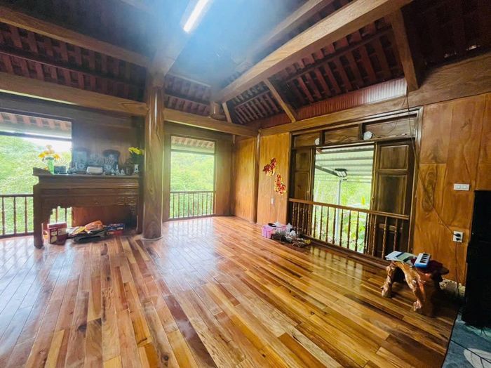 Các cửa voóng nhìn từ phía trong ngôi nhà sàn. Ảnh: Việt Hà