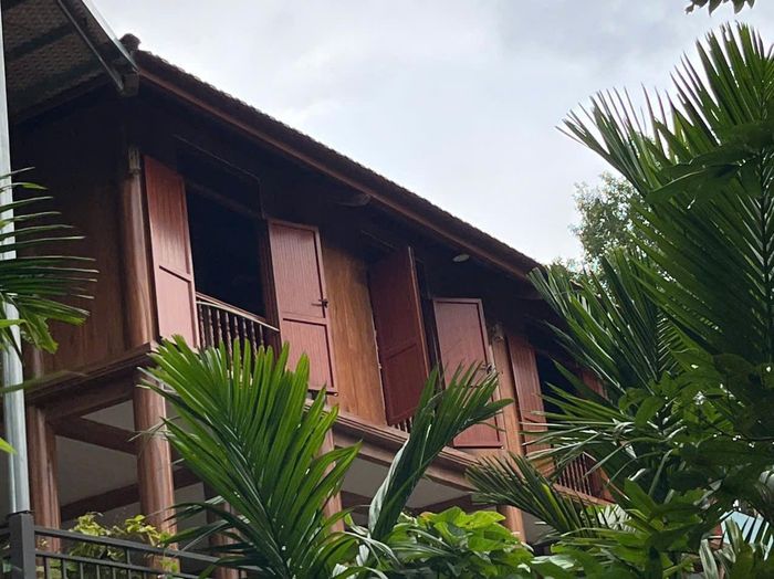 Cửa Voóng Đông của ngôi nhà, được xem là vị trí cao và trang trọng nhất (là cửa ngoài cùng bên trái trong ảnh). Ảnh: Việt Hà