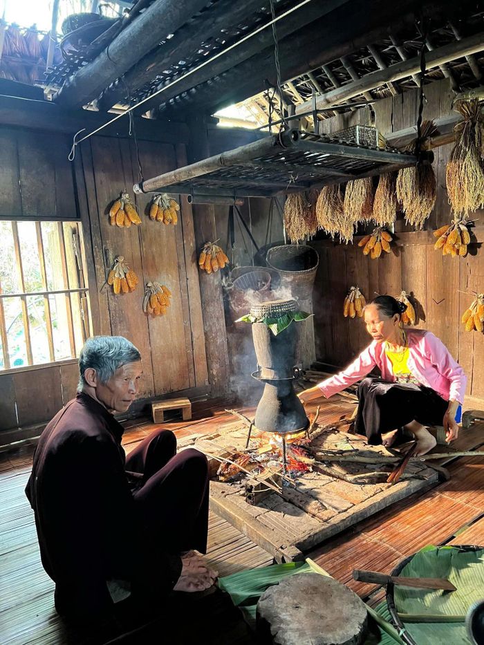 Gian bếp cũng được thiết kế cửa voóng để đón ánh sáng tự nhiên. Ảnh: Việt Hà