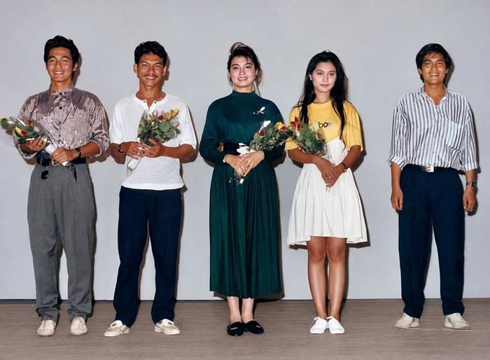 Lý Thu Thảo chụp cùng đạo diễn Trần Cảnh Đôn, Việt Trinh và Lý Hùng trong ngày công chiếu ra mắt phim "Ngọc trong đá" tại NVH Thanh Niên.