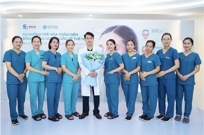 BS. Nguyễn Huy Oai cùng đội ngũ y tá tại SeJung