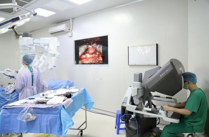 Các chuyên gia giảng dạy trong phòng mổ, bác sĩ quan sát trực tiếp. Ảnh: Thái Hà.