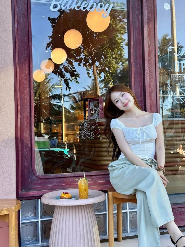 MC Khánh Vy lan tỏa năng lượng tích cực khi nhắn nhủ mọi người hãy luôn hăng hái vì cuộc sống quanh ta có nhiều điều tươi đẹp.