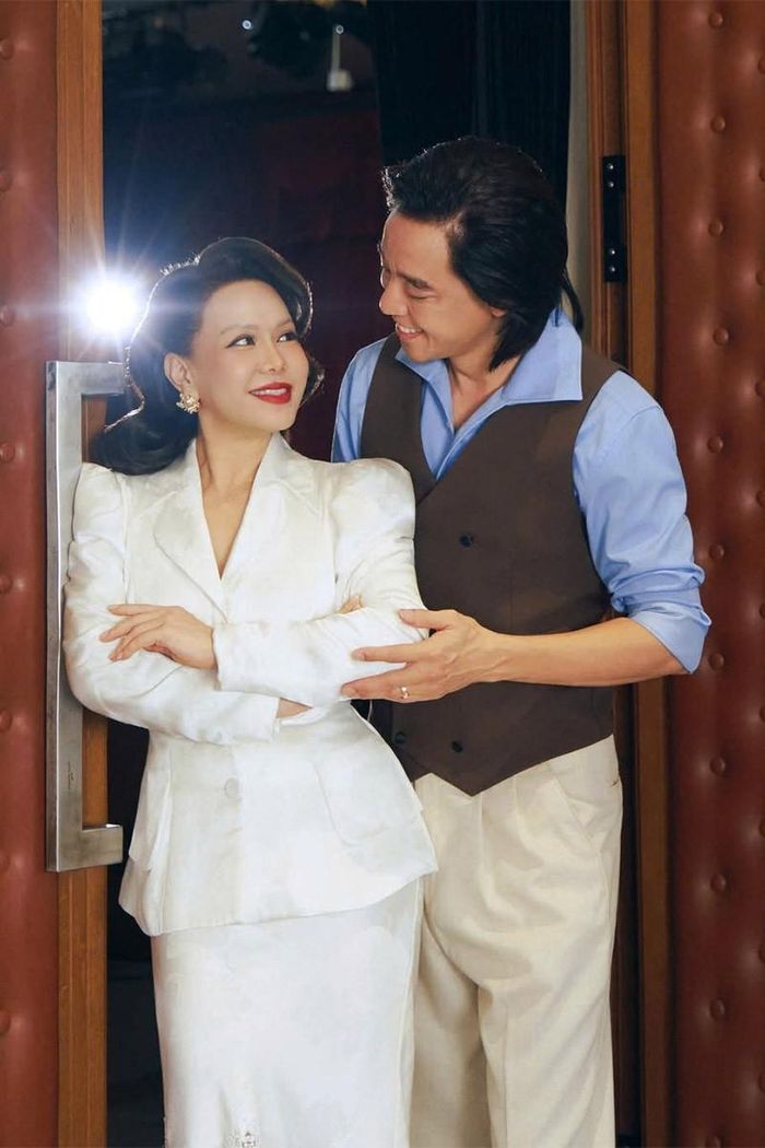 Diễn viên Việt Hương sau khi nhận thư cảm ơn từ Liên hoan phim Châu Á cùng tiền thưởng giải ''Nữ diễn viên chính xuất sắc nhất'' đã quyết định quy đổi số tiền thành gạo tặng những hoàn cảnh khó khăn.