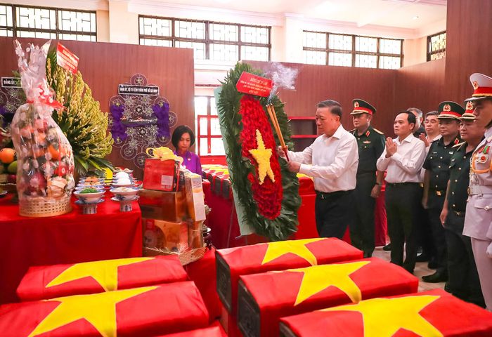 Tổng Bí thư, Chủ tịch nước Tô Lâm dâng hương tại nhà quàn các anh hùng liệt sĩ vừa được tìm thấy tại công viên Lê Thị Riêng. Ảnh: BTC