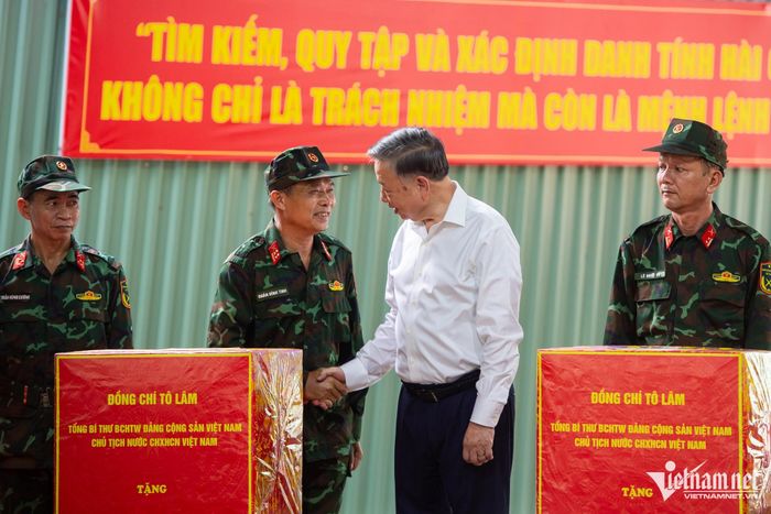 Tổng Bí thư, Chủ tịch nước Tô Lâm thăm hỏi, động viên lực lượng tìm kiếm, quy tập và xác minh danh tính hài cốt liệt sĩ tại công viên Lê Thị Riêng