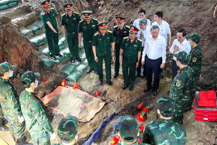 Sau lễ dâng hương, Tổng Bí thư, Chủ tịch nước Tô Lâm đến khu vực các lực lượng chức năng đang tìm kiếm, quy tập hài cốt liệt sĩ tại công viên Lê Thị Riêng