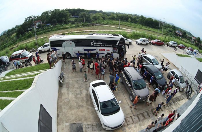 Chiều 17/7, tuyển Việt Nam có buổi tập duy nhất trên SVĐ Thái Nguyên, chuẩn bị cho trận giao hữu với Myanmar trước ASEAN Cup 2026. Rất đông CĐV Thái Nguyên chào đón thầy trò HLV Kim Sang Sik.