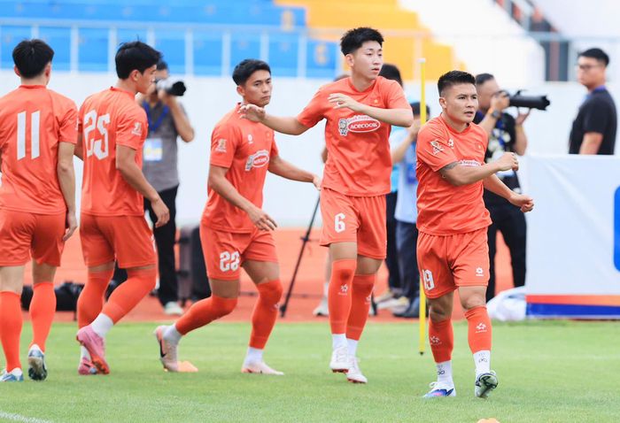 Quang Hải và các đồng đội hào hứng khởi động.