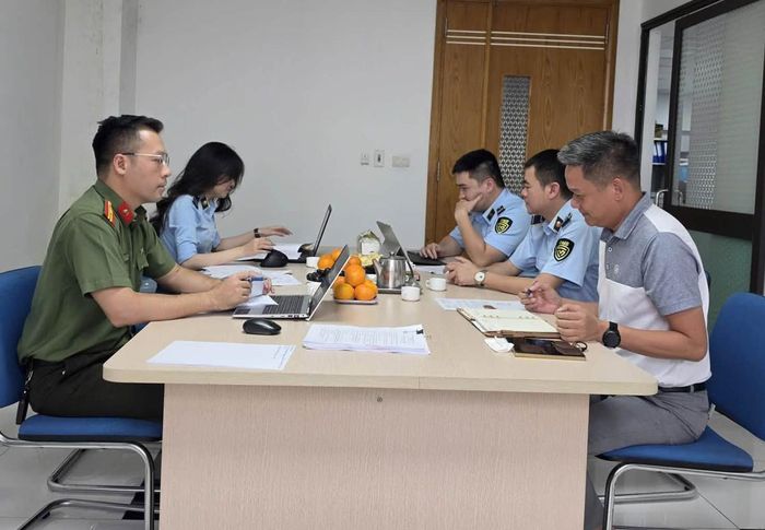 Lực lượng chức năng lập biên bản đối với đơn vị vi phạm. Ảnh: CACC