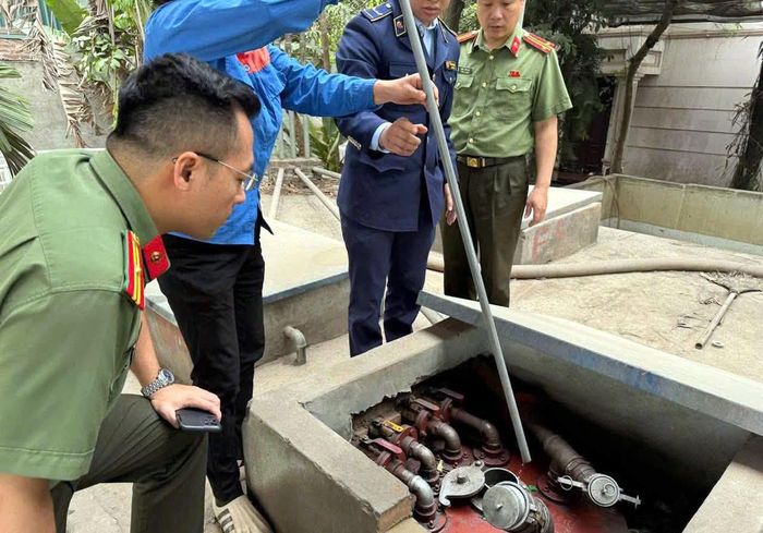 Lực lượng chức năng kiểm tra hoạt động kinh doanh xăng dầu. Ảnh: CACC