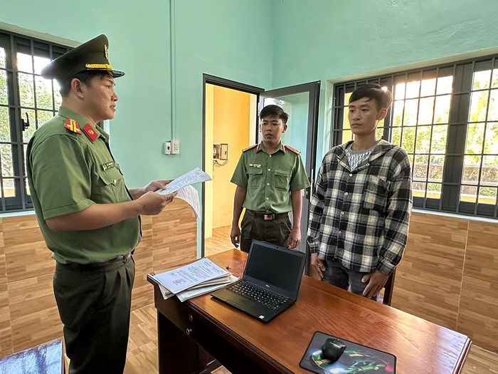 Cơ quan An ninh điều tra tống đạt quyết định khởi tố đối với Ngô Bình Đẳng. Ảnh: CACC