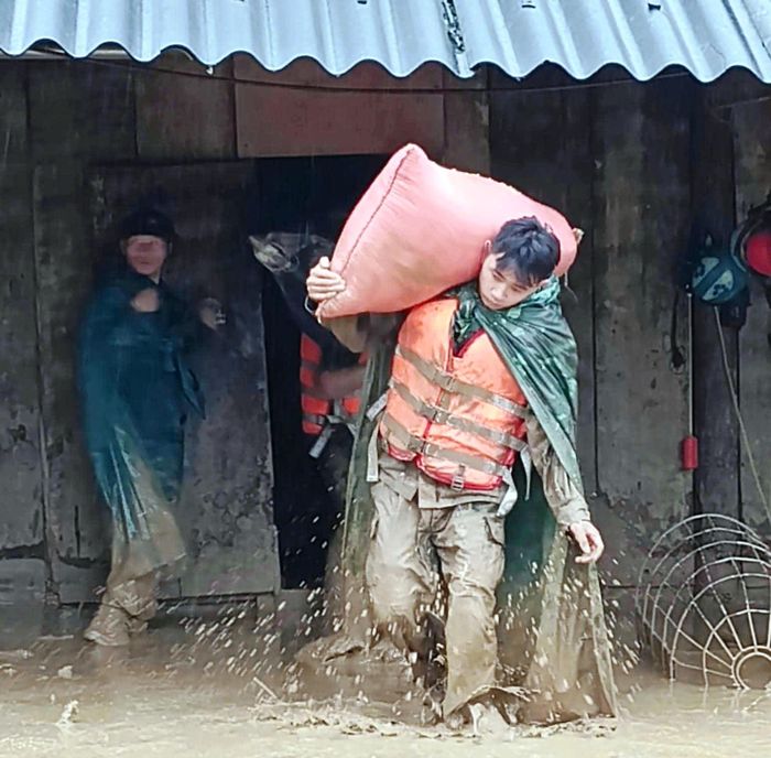 Di dời tài sản giúp người dân. Ảnh: M.T