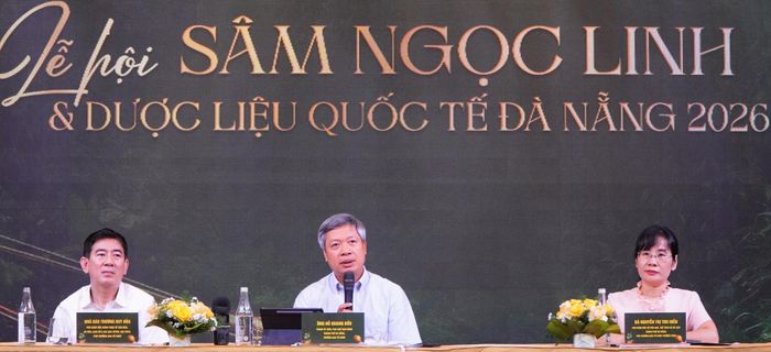 Phó Chủ tịch UBND TP Đà Nẵng Hồ Quang Bửu (ngồi giữa) giải đáp các thắc mắc tại buổi họp báo