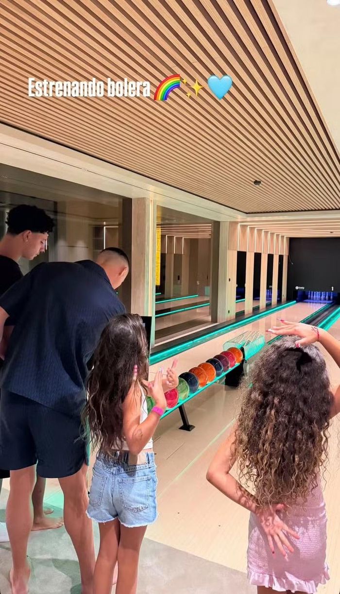Cristiano Ronaldo trở về bên gia đình.