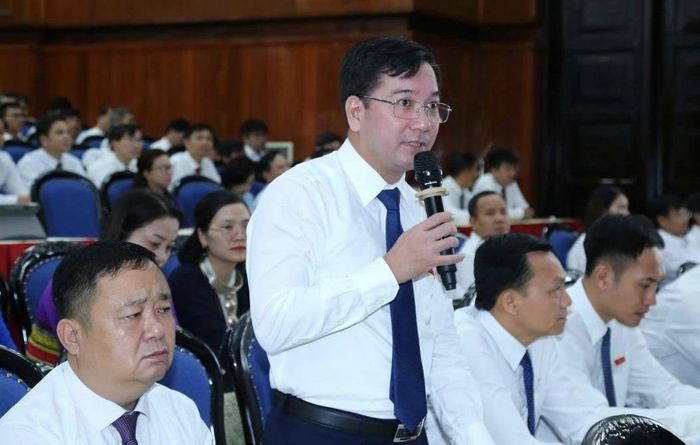 Đại biểu Nguyễn Thành Lương, Hiệu trưởng trường Chính trị tỉnh Thanh Hóa chất vấn Giám đốc Sở GD&amp;ĐT 