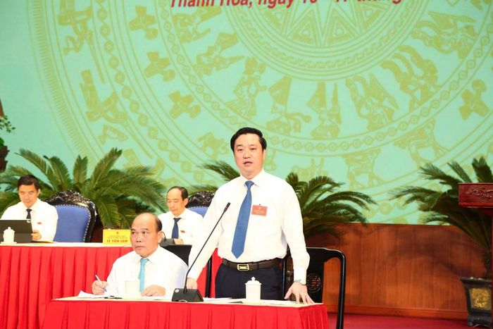 Giám đốc Sở GD&amp;ĐT Thanh Hóa cho rằng, điểm nghẽn lớn nhất của ngành giáo dục đào tạo hiện nay là yếu tố con người. "Có thầy cô giỏi mới có học sinh giỏi, có đủ giáo viên mới bảo đảm điều kiện tổ chức dạy học và nâng cao chất lượng giáo dục", ông Đỗ Đức Quế nhấn mạnh.