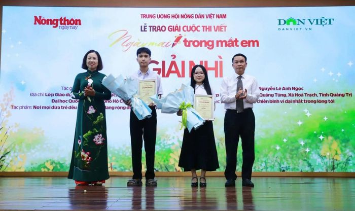 Ban tổ chức trao giải Nhì cho các tác giả.