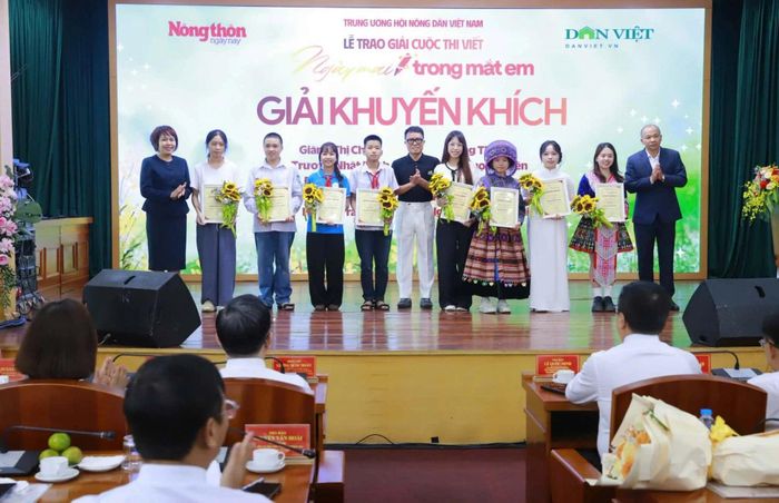 Các tác giả đoạt giải Khuyến khích.