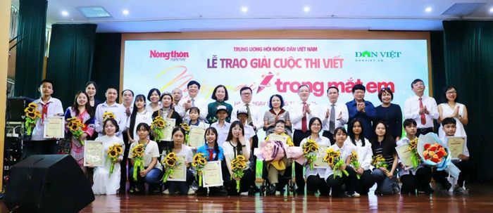 Các tác giả đoạt giải chụp ảnh lưu niệm với các vị đại biểu, khách mời. Ảnh PV