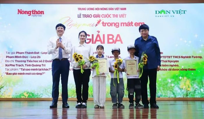 Các tác giả đoạt giải Ba.