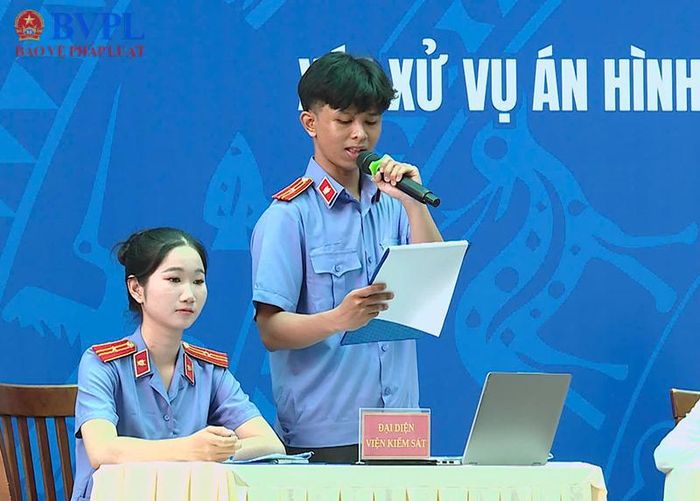  Kiểm sát viên công bố Bản cáo trạng tại phiên tòa giả định.