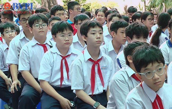  Các em học sinh tập trung theo dõi diễn biến phiên tòa giả định.