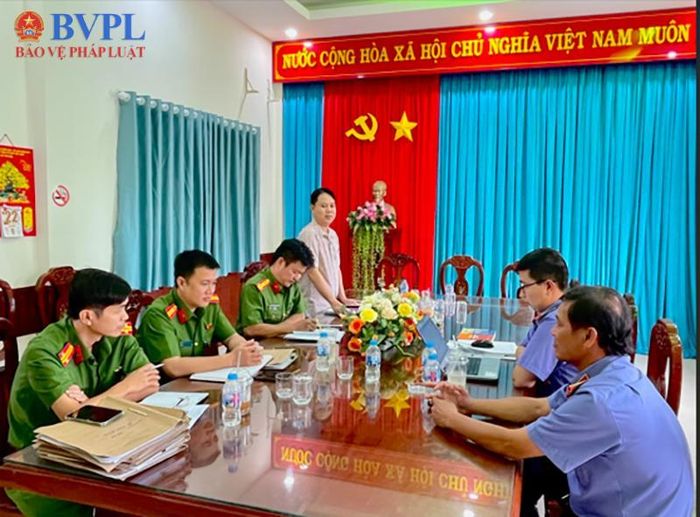Đồng chí Lê Minh Trí - đại diện lãnh đạo UBND xã Tân Hòa phát biểu tiếp thu các ý kiến, đánh giá của Đoàn kiểm sát.