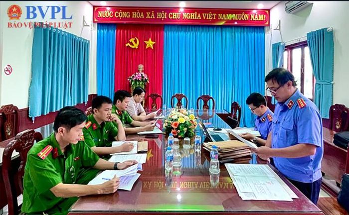 Đồng chí Lê Trí Dũng - Phó Viện trưởng VKSND Khu vực 2, Trưởng đoàn kiểm sát công bố Quyết định và Kế hoạch trực tiếp kiểm sát công tác thi hành án hình sự đối với UBND xã Tân Hòa.