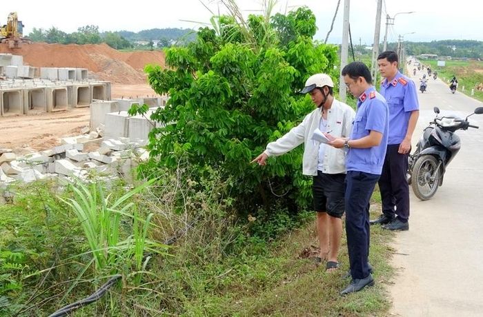  VKSND khu vực 2 có mặt tại hiện trường xác minh vụ việc về Nghị quyết 205.