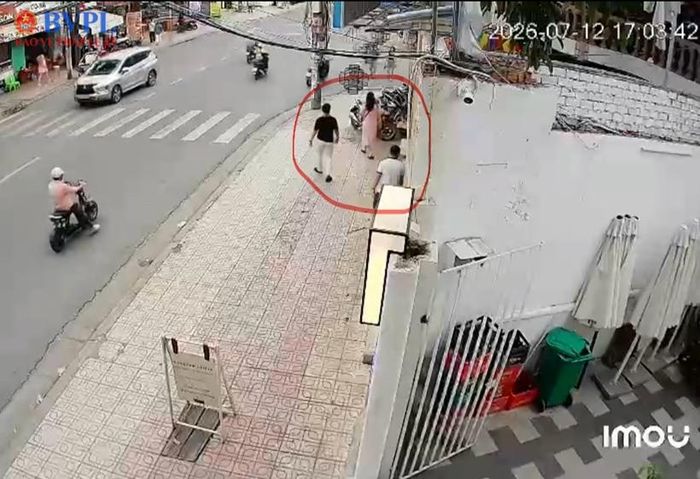 Nhóm đối tượng lạ mặt rời đi sau khi xâm phạm trái phép vào nhà đất, sử dụng bình xịt sơn phun xịt sơn lên Camera của nhà anh Huỳnh vào chiều ngày 12/7/2026 (ảnh cắt từ clip do người dân cung cấp).
