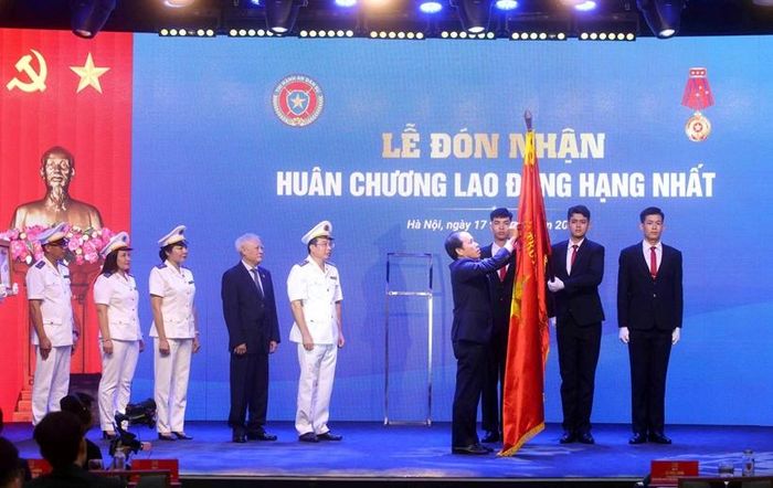 Nhân dịp này, Cục Quản lý THADS, Bộ Tư pháp vinh dự được Chủ tịch nước tặng thưởng Huân chương Lao động hạng Nhất. Ảnh: Phạm Kiên