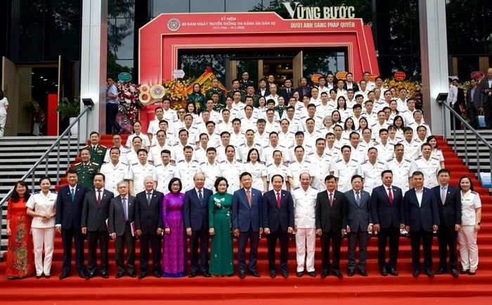 Các đại biểu chụp ảnh lưu niệm tại buổi lễ. Ảnh: Phạm Kiên