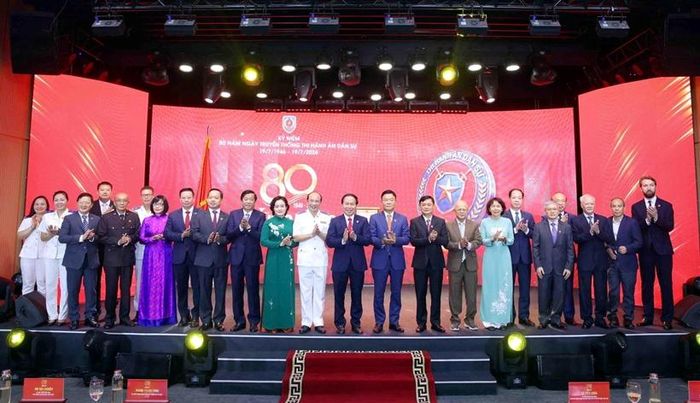 Các đại biểu tham dự buổi lễ. Ảnh: Phạm Kiên