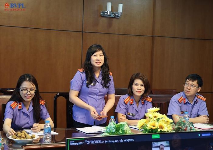  Đồng chí Nguyễn Thị Xuân Hương phát biểu cảm ơn sự quan tâm của lãnh đạo đơn vị đối với gia đình có công với cách mạng.