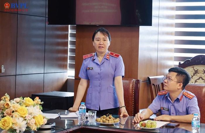  Đồng chí Lê Hồng Liên, Phó Vụ trưởng Vụ 12 VKSND tối cao phát biểu tại buổi Tọa đàm.