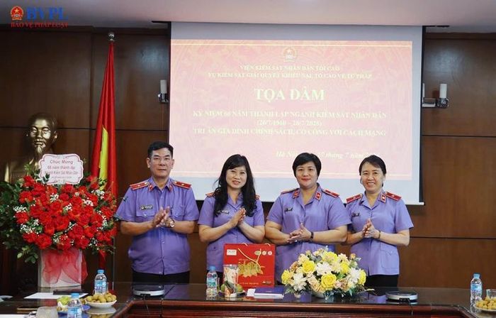  Tập thể lãnh đạo Vụ 12 tặng quà tri ân công chức là con gia đình có công với cách mạng.