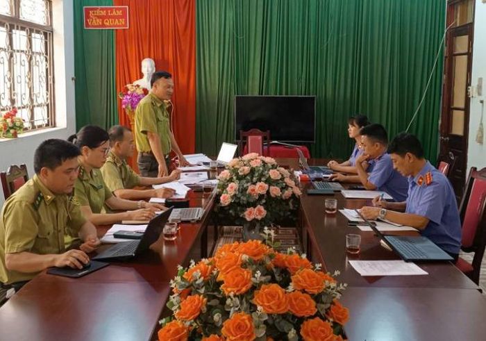 Đồng chí Nguyễn Thanh Chương - Hạt trưởng Hạt kiểm lâm khu vực Văn Quan báo cáo về việc tiếp nhận, phân loại, xử lý nguồn tin về tội phạm trên địa bàn.