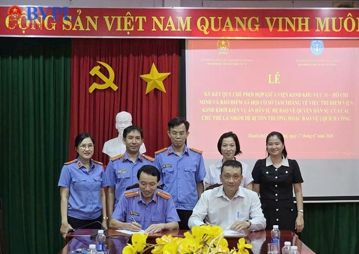  Đại diện lãnh đạo hai đơn vị tiến hành ký kết quy chế phối hợp.