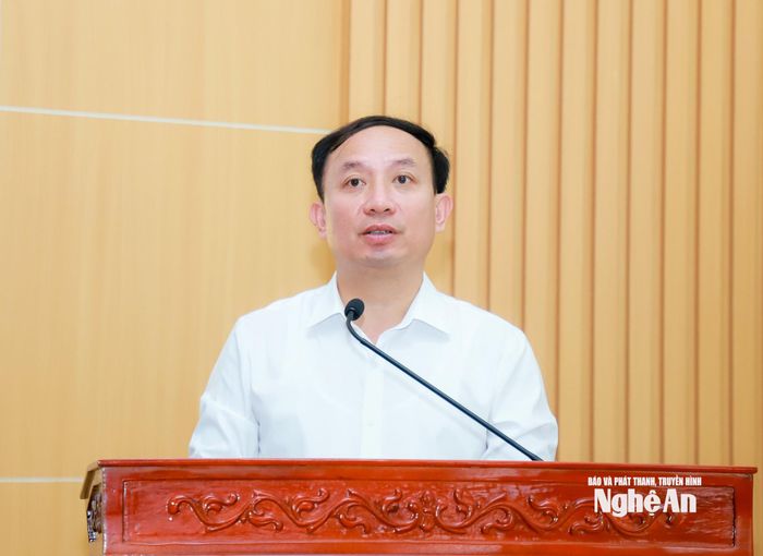 Đồng chí Nguyễn Thanh Hà - Phó Chánh Văn phòng Đảng ủy UBND tỉnh trình bày báo cáo tóm tắt công tác xây dựng Đảng 6 tháng đầu năm 2026. Ảnh: Thành Duy