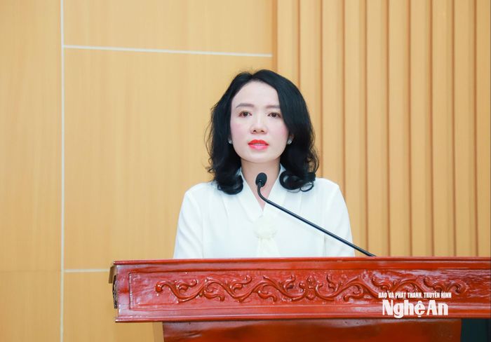 Đồng chí Trần Thị Mỹ Hạnh - Ủy viên Ban Chấp hành Đảng bộ tỉnh, Bí thư Đảng ủy, Giám đốc Sở Văn hóa, Thể thao và Du lịch trình bày tham luận. Ảnh: Thành Duy