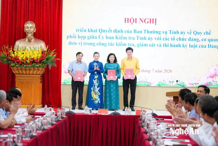Phó Bí thư Tỉnh ủy Võ Thị Minh Sinh trao Quyết định của Ban Thường vụ Tỉnh ủy về Quy chế phối hợp giữa Ủy ban Kiểm tra Tỉnh ủy với các cơ quan, đơn vị. Ảnh: T.L