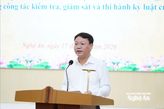 Đồng chí Phan Hùng Sơn - Ủy viên Ban Chấp hành Đảng bộ tỉnh, Phó Chủ nhiệm Thường trực Ủy ban Kiểm tra Tỉnh ủy báo cáo Đánh giá kết quả thực hiện Quy chế phối hợp giai đoạn 2020 - 2025. Ảnh: T.L